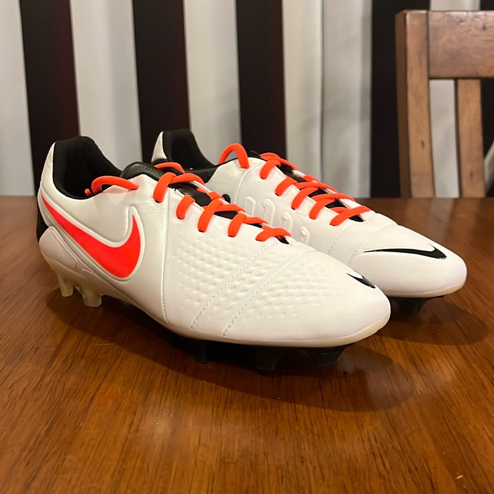 Nike CTR Maestri III 360 cleats. Kangalite Men’s 7. New with bag.